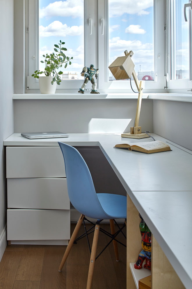 угловой стол на балконе угловой стол на балконе