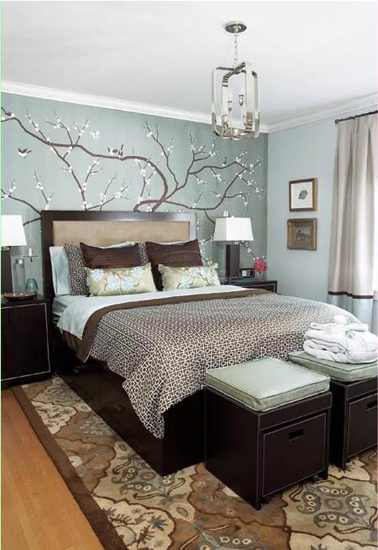 Дерево на стене спальни