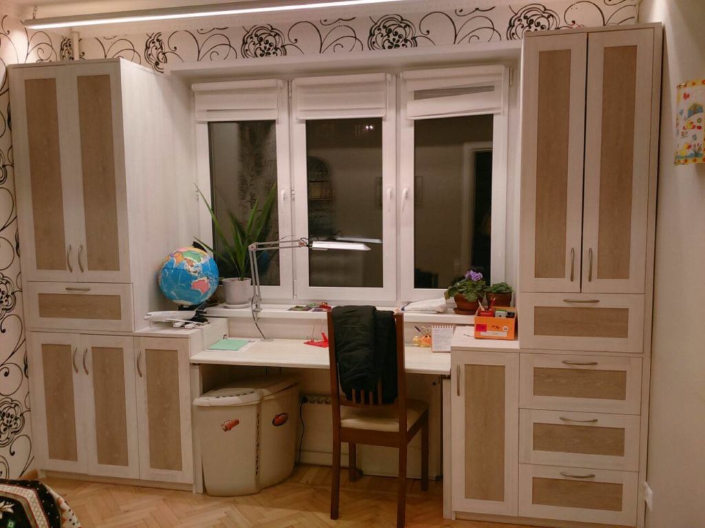 Шкаф вокруг окна – это возможность создать внутри него приватный уголок для чтения или вмонтировать письменный стол