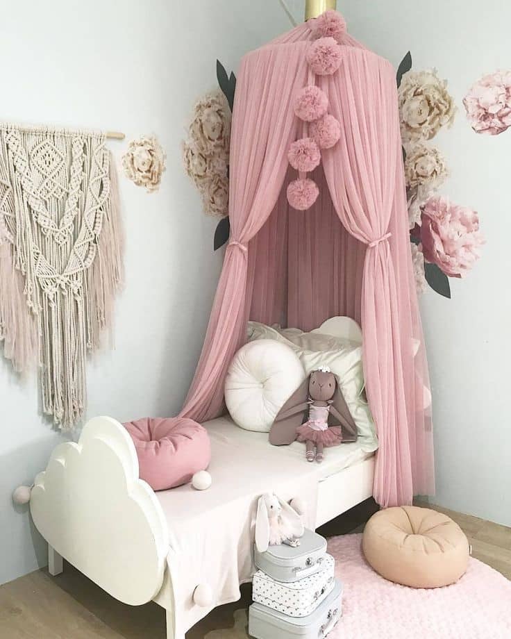 Настенные аппликации в виде цветов станут прекрасным дополнением интерьера маленькой принцессы