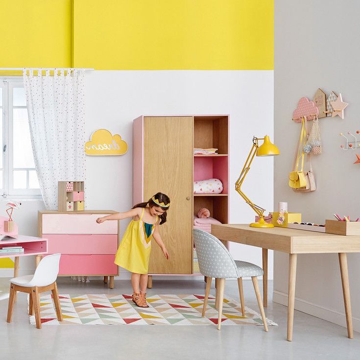 Жизнерадостный желтый цвет подчеркнёт натуральные оттенки мебели