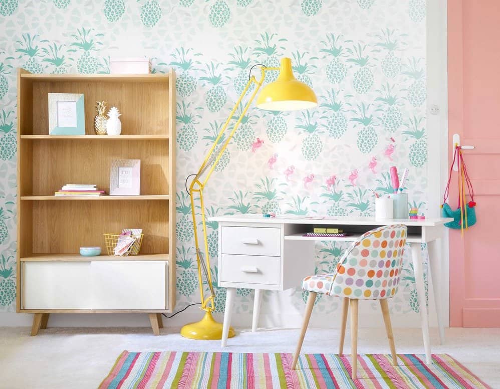 Торшер в комнате маленькой девочки, как основной источник освещения письменного стола